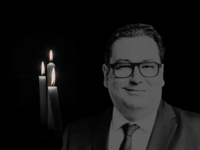 Wir sind tief getroffen. Die Nachricht vom plötzlichen Tod unseres Landrats Tobias Heilmann hat uns alle im SPD-Ortsverein Sassenburg erschüttert.

Tobias war für uns nicht nur ein politischer Weggefährte – er war ein Freund. Ein Mensch, der mit beiden Beinen fest auf dem Boden stand, der zuhörte, verstand und handelte. Einer, der mit Herzblut bei den Menschen war und dabei nie die Bodenhaftung verlor.

Wir erinnern uns an viele Begegnungen mit ihm: auf Parteiveranstaltungen, bei Gesprächen vor Ort, bei schwierigen Themen ebenso wie beim lockeren Austausch zwischendurch. Tobias hatte immer ein offenes Ohr, einen klaren Blick und das Herz am richtigen Fleck.

Er hat unseren Landkreis mitgestaltet – nicht aus Karrieregründen, sondern aus echter Überzeugung. Als Kommunalpolitiker, Landtagsabgeordneter und schließlich als Landrat war er ein überzeugter Sozialdemokrat, der Politik für die Menschen gemacht hat, nicht über ihre Köpfe hinweg.

Auch in der Sassenburg war Tobias oft und gerne unterwegs. Er kannte unsere Themen, unsere Anliegen – und er hat sie ernst genommen. Wir verlieren mit ihm nicht nur einen verlässlichen Ansprechpartner, sondern vor allem einen Menschen, der uns nahe war.

Wir sind traurig. Und wir sind dankbar – für die Zeit mit ihm, für seine Arbeit, für sein Vertrauen.

Unsere Gedanken sind bei seiner Frau Simone, seinen Kindern, seiner Familie und allen, die ihm nahe standen.

Tobias, wir werden dich vermissen. Als Politiker. Als Mensch. Als Freund.

In tiefer Trauer
Dein SPD-Ortsverein Sassenburg